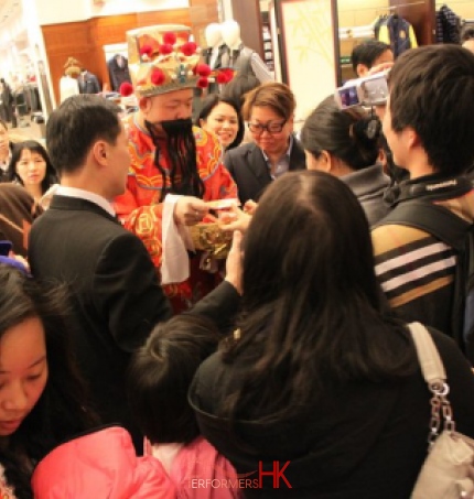 Hong Kong Choi Sun giving out Lai See at Causeway Bay Sogo