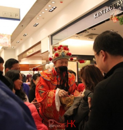 Choi Sun performer in Hong Kong giving out red pocket at a corporate CNY event