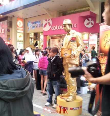 Golden statue standing in Causeway Bay