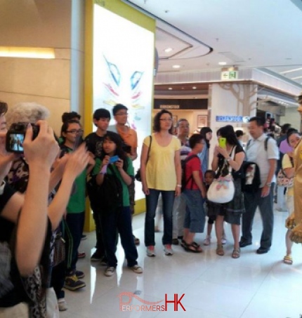 Hong Kong golden statue performer posing for the guest at a Hong Kong shopping mall event