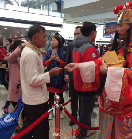 Danny Choi Sun at Airport with guests taking red packet