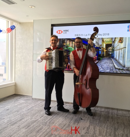 duo musicians playing music for french event