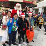 santa HK performer martin with kids at an event in repulse bay hong kong