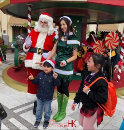 martin santa with santa girl kimmy at 109 repulse bay with children near by