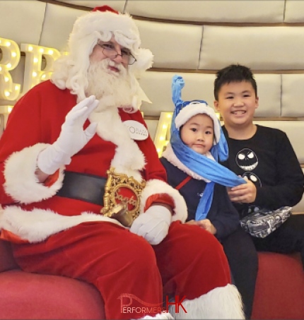 santa martin with young children at an event in hong kong