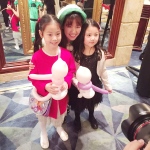 balloon elf genie at shangri la with kids and her balloon work