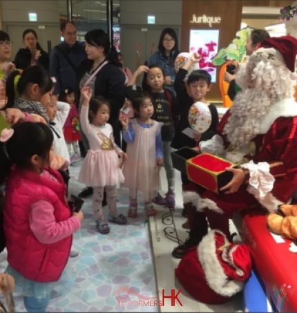 Hong Kong Santa Mario at an event in hk with kids entertaining them with Magic 