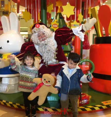 Kid stands in front of Santa mario at an eventy