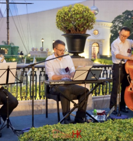 performance at tst hong kong 1881 luxury shopping mall with performance booked by performers hk musciains are wearing white shirt and black pants